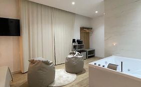 Luxury - 5 Stars - Suite With A Jacuzzi 70'S Rooms